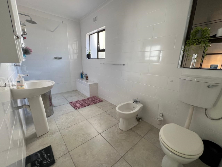 To Let 5 Bedroom Property for Rent in Table View Western Cape